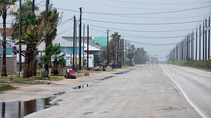 Una calle abandonada antes de que toque tierra la tormenta tropical Beryl en Matagorda, Texas, 07 de julio de 2024. (EFE/EPA/CARLOS RAMIREZ)