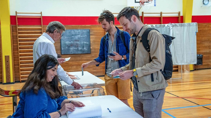 Un hombre deposita su voto en la segunda vuelta de las elecciones parlamentarias en París el 7 de julio de 2024. (Carl Court/Getty Images)
