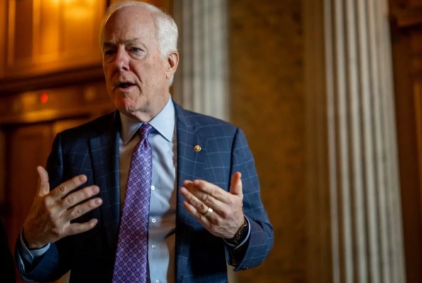 El senador John Cornyn (R-Texas) habla con los periodistas antes de un almuerzo republicano semanal en el Capitolio en Washington, el 22 de junio de 2022. (Brandon Bell/Getty Images).