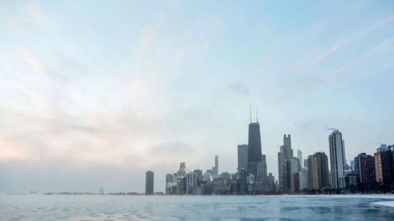 La niebla se eleva desde Chicago y el lago Michigan al amanecer el 23 de diciembre de 2022. (Kamil Krzaczynski/AFP vía Getty Images)