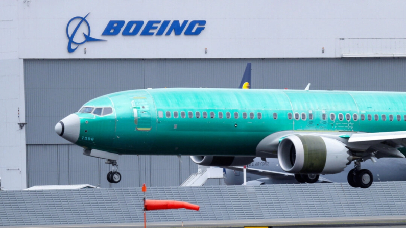 Un avión Boeing 737 Max 8 aterriza tras un vuelo de prueba en Boeing Field, en Seattle, el 10 de abril de 2019. (Ted S. Warren/Foto AP)
