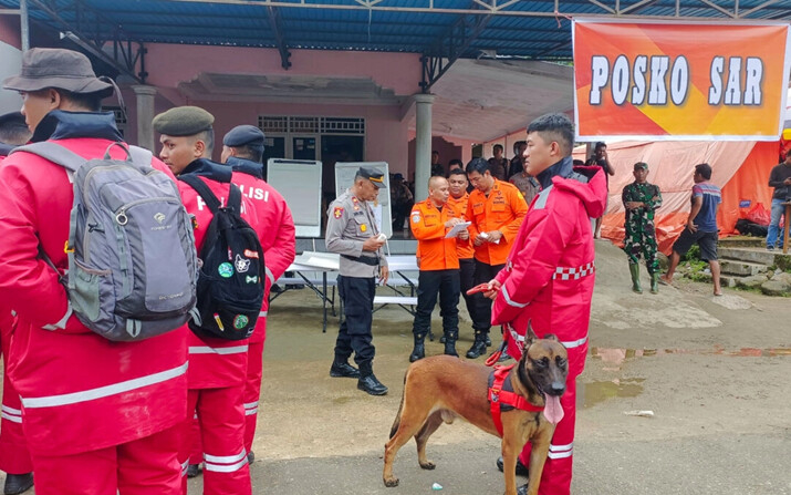 Rescatistas se preparan para dirigirse al lugar de un deslizamiento de tierra en el que murieron varias personas, en la isla de Sulawesi, Indonesia, el 8 de julio de 2024. (Agencia Nacional de Búsqueda y Rescate de Indonesia. (BASARNAS vía AP)