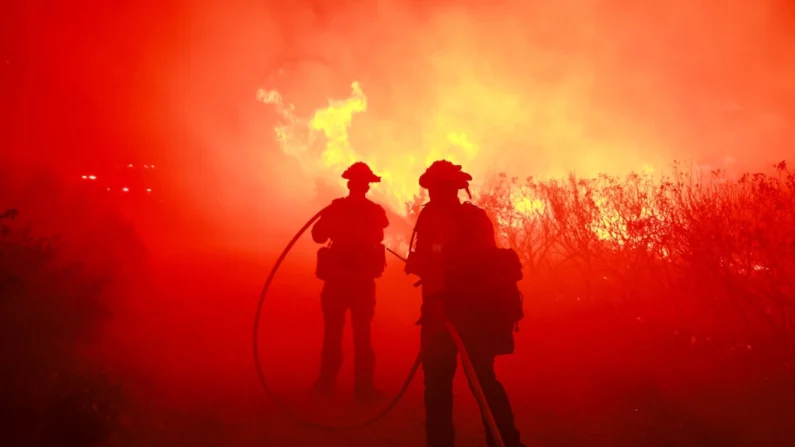 Bomberos en una foto de archivo. (David Swanson/AFP vía Getty Images)