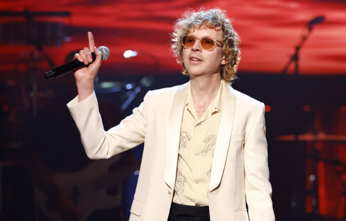 Beck actúa en el escenario durante A GRAMMY Salute to The Beach Boys en Hollywood, California, el 8 de febrero de 2023. (Matt Winkelmeyer/Getty Images para la Academia de la Grabación)
