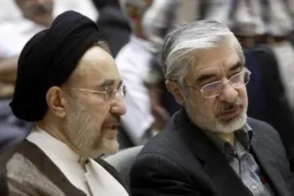 El líder de la oposición iraní Mir Hossein Musaví (dcha.) y su estrecho aliado, el expresidente reformista Mohammad Jatamí (izq.), en un acto conmemorativo en Teherán el 31 de julio de 2009. (Ali Mohammadi/AFP/Getty Images)