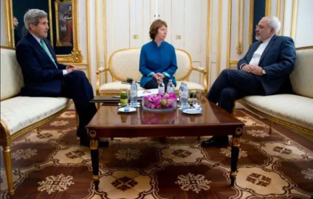 (I-D) El secretario de Estado de Estados Unidos, John Kerry, la alta representante de la Unión Europea, Catherine Ashton, y el ministro de Asuntos Exteriores de Irán, Mohammad Javad Zarif, participan en una reunión trilateral en Viena, Austria, el 15 de octubre de 2014. (AP Photo/Carolyn Kaster)