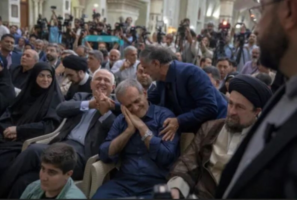 El presidente iraní Masoud Pezeshkian durante una visita al santuario del fundador de la República Islámica, el ayatolá Ruhollah Jomeini, en Teherán, Irán, el 6 de julio de 2024. A su izquierda, el exministro de Asuntos Exteriores, Mohammad Javad Zarif. (Majid Saeedi/Getty Images)