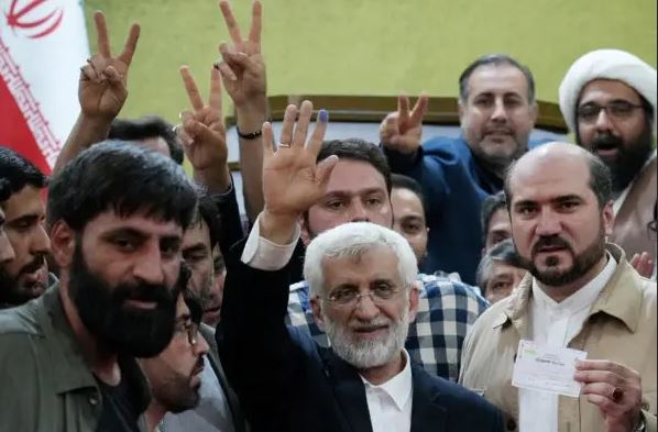 El candidato presidencial iraní y exnegociador nuclear ultraconservador, Saeed Jalili, gesticula mientras deposita su voto en un colegio electoral en Teherán el 5 de julio de 2024. (RAHEB HOMAVANDI/AFP vía Getty Images)