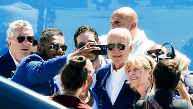 El presidente Joe Biden se toma una selfie con funcionarios locales tras llegar al Aeropuerto Internacional de Harrisburg en Harrisburg, Pensilvania, el 7 de julio de 2024. (Michael M. Santiago/Getty Images)