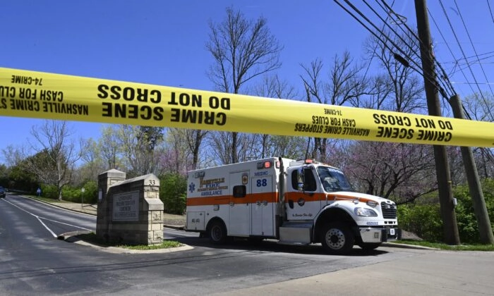 Una ambulancia sale de la Escuela Covenant, Iglesia Presbiteriana Covenant, en Nashville, el 27 de marzo de 2023. (John Amis/AP Foto)