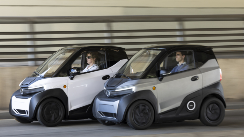 Silence S04 es el primer ‘NanoCar’ urbano eléctrico de baterías extraíbles. Foto: Acciona 