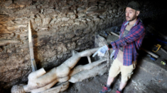 Arqueólogos búlgaros hallan un dios de mármol en una antigua cloaca romana