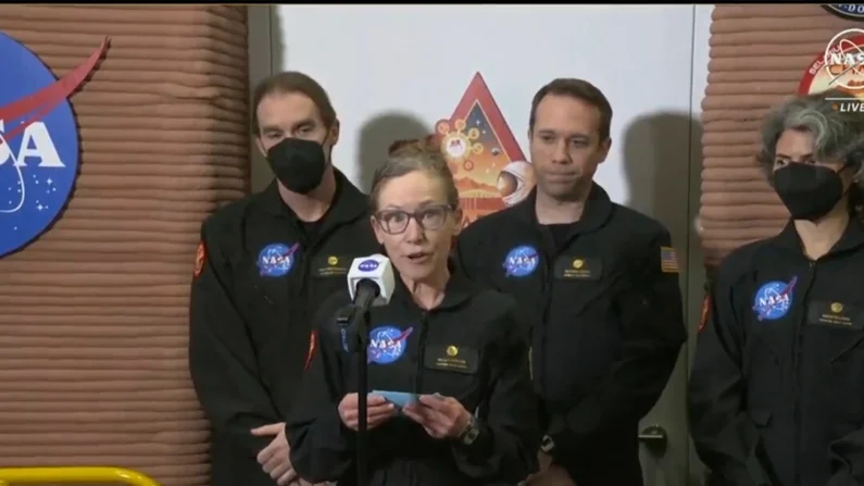 Kelly Haston, miembro de la tripulación de la primera misión CHAPEA, habla frente a otros miembros (de izquierda a derecha) Ross Brockwell, Nathan Jones y Anca Selariu en el Centro Espacial Johnson en Houston el 6 de julio de 2024. (NASA vía AP)