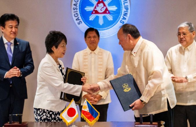Japón y Filipinas firman un acuerdo de defensa en medio de crecientes tensiones con China