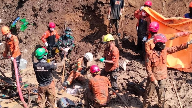 Equipos de rescate indonesio tratan de localizar a los desaparecidos tras una avalancha en la isla indonesia de Célebes. EFE/EPA/Basarnas