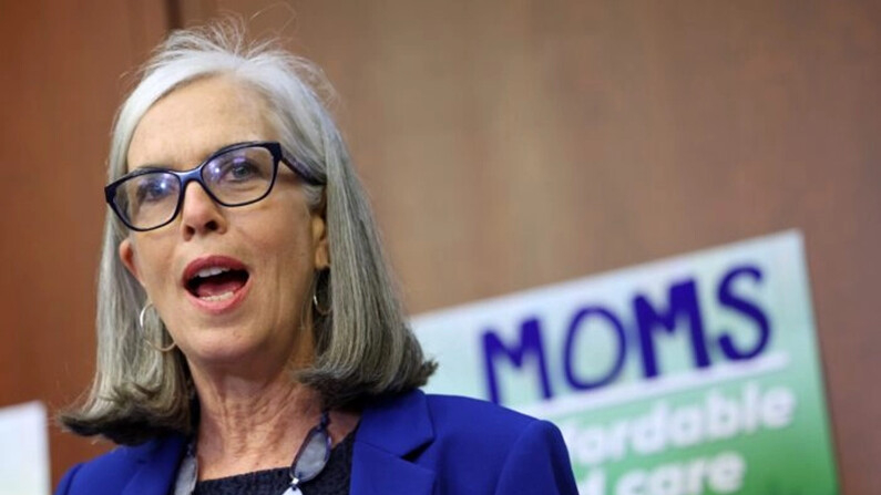 La representante demócrata Katherine Clark (D-Mass.) habla en un evento para reintroducir la Ley de Cuidado Infantil para Familias Trabajadoras en el Capitolio de EE.UU., el 27 de abril de 2023. (Kevin Dietsch/Getty Images)