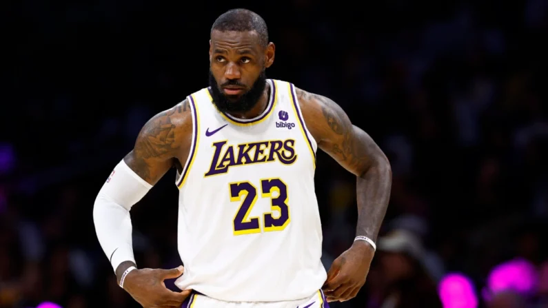 LeBron James #23 de Los Angeles Lakers durante el cuarto partido de los Playoffs de Primera Ronda de la Conferencia Oeste en el Crypto.com Arena de Los Angeles, California, el 27 de abril de 2024. (Ronald Martinez/Getty Images) 