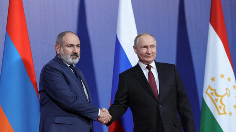 El primer ministro armenio, Nikol Pashinyan, y el presidente ruso, Vladimir Putin (der.), se estrechan la mano mientras asisten a la cumbre de la Organización del Tratado de Seguridad Colectiva (OTSC), en Ereván, Armenia, 23 de noviembre de 2022. (Hayk Baghdasaryan/Fotolure vía Reuters)