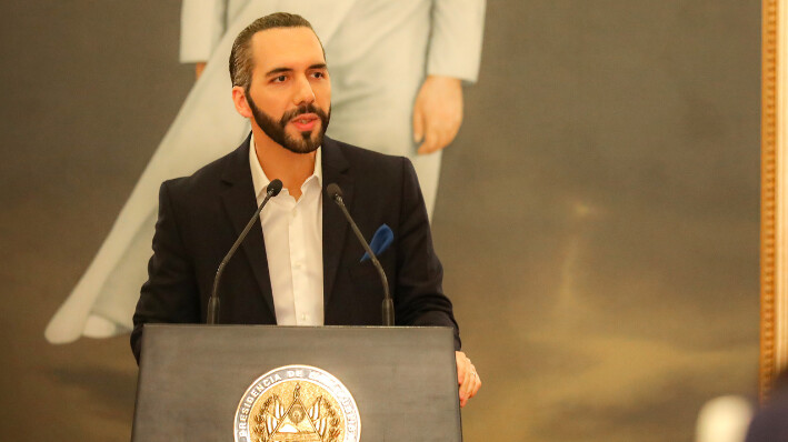 El presidente de El Salvador Nayib Bukele en la Casa Presidencial durante un discurso en el Día de la Independencia de El Salvador el 15 de septiembre de 2022 en San Salvador, El Salvador. (Casa Presidencial El Salvador/Getty Images)