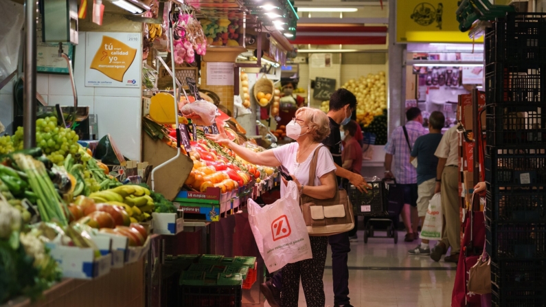 Una mujer recoge fruta y verdura en un supermercado de Zaragoza. (Foto de CESAR MANSO/AFP vía Getty Images)