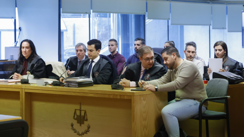 Imagen de archivo del juicio en la Audiencia Provincial de Madrid a seis policías por la "patada en la puerta" más conocida durante la pandemia ya que los ocupantes del piso grabaron y difundieron el derribo de la puerta con un ariete. EFE/ Aitor Martín