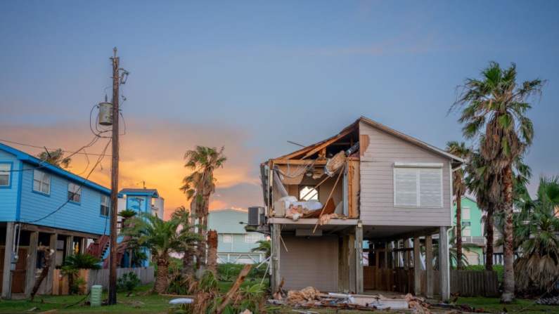 Una casa resulta gravemente dañada tras el paso del huracán Beryl por la zona el 08 de julio de 2024 en Freeport, Texas. (Brandon Bell/Getty Images)