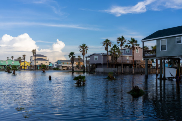 Las casas están rodeadas de agua de inundación después de que el huracán Beryl arrasó el área el 8 de julio de 2024 en Surfside Beach, Texas. (Brandon Bell/Getty Images)