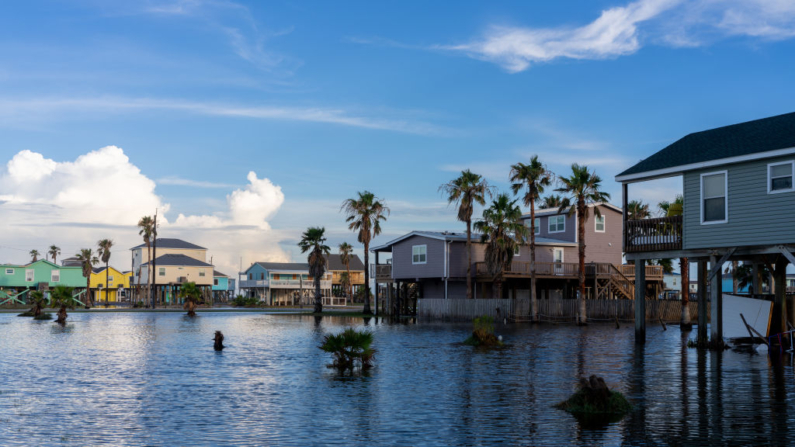 Las casas están rodeadas de agua de inundación después de que el huracán Beryl arrasó el área el 8 de julio de 2024 en Surfside Beach, Texas. (Brandon Bell/Getty Images)