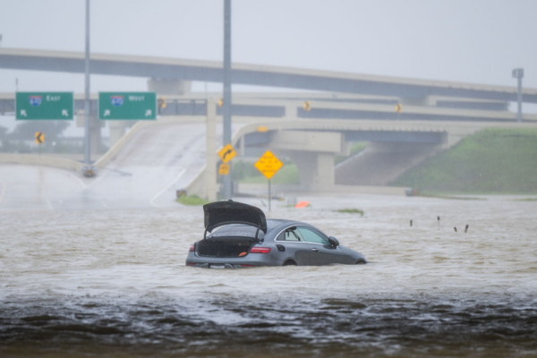 Un vehículo queda abandonado en el agua de una inundación en una carretera después de que el huracán Beryl arrasara el área el 8 de julio de 2024 en Houston, Texas. (Brandon Bell/Getty Images)