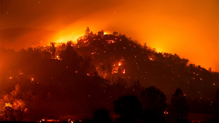 El incendio French quema una ladera por encima de Mariposa, California, el 5 de julio de 2024. (Noah Berger/Foto AP)
