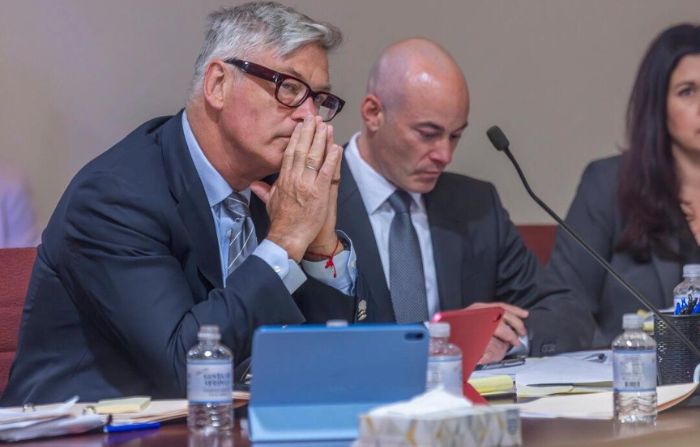 El actor Alec Baldwin (izq.) se sienta con sus abogados Luke Nikas (2.º der.) y Heather LeBlanc en el Tribunal de Distrito de Santa Fe, Nuevo México, durante una audiencia preliminar para el juicio de "Rust" el 8 de julio de 2024. (Luis Sánchez Saturno/Santa Fe New Mexican vía AP)