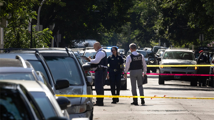 La policía investiga la escena de un tiroteo en Chicago el 6 de julio de 2024. (Scott Olson/Getty Images)
