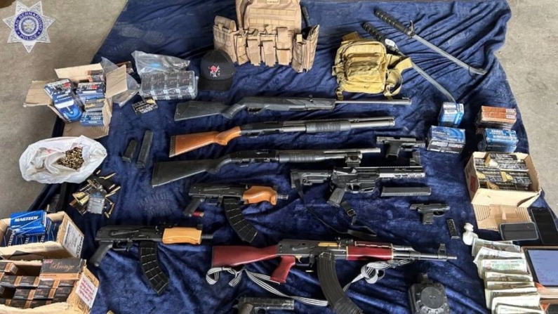 Armas de fuego y dinero en efectivo descubiertos durante una redada de drogas y robos en el sur de California. (Departamento de Policía de San Bernardino)