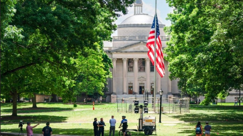 Una barricada protege la bandera estadounidense en Polk Place, en la Universidad de Carolina del Norte, en Chapel Hill, Carolina del Norte, el 1 de mayo de 2024. (Sean Rayford/Getty Images)