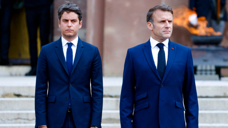 El presidente francés, Emmanuel Macron (d), y el primer ministro de Francia, Gabriel Attal, asisten a una ceremonia en el memorial de Mont-Valerien en Suresnes, a las afueras de París, el 18 de junio de 2024. (Ludovic Marin/Pool/AFP vía Getty Images)
