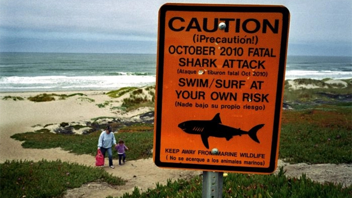 Una señal de advertencia de tiburones a lo largo de la playa Surf Beach, cerca de Lompoc, California, el 11 de julio de 2011. (Michael Fernandez/Foto AP)