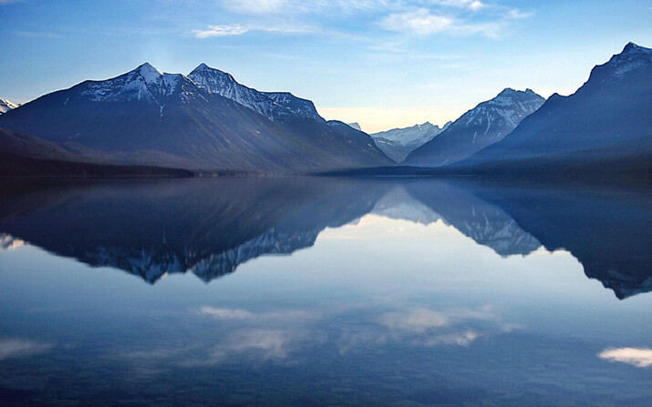 El lago McDonald actúa como un espejo casi perfecto para las montañas en el Parque Nacional de los Glaciares, Montana, el 22 de junio de 2011. (Daily Inter Lake, Brenda Ahearn/AP Photo)