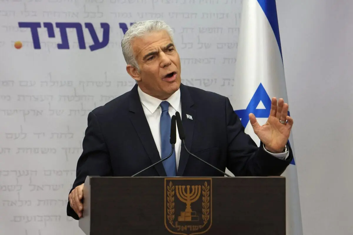 El líder de la oposición israelí y ex primer ministro Yair Lapid habla durante una reunión en la Knesset (parlamento) en Jerusalén el 20 de marzo de 2023. (Gil Cohen-Magen/AFP vía Getty Images)