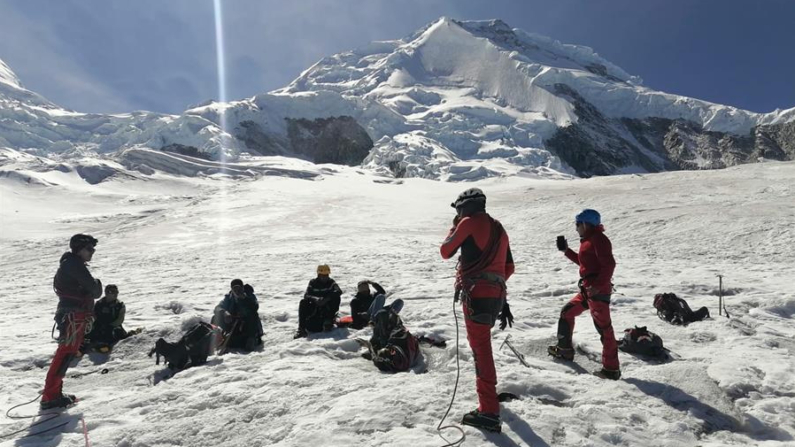 Agentes del Departamento de Alta Montaña encuentran el cuerpo momificado y deshidratado de un turista estadounidense desaparecido en 2002 tras una avalancha en el nevado de Huascarán (Perú). EFE/ Policía Nacional de Perú