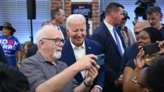 Biden responde a las élites del partido y a los medios e insta a los demócratas a seguir adelante