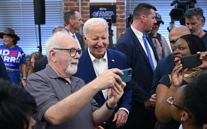 El presidente Joe Biden saluda a simpatizantes y voluntarios durante una visita a la Oficina de la Campaña Coordinada Demócrata de Roxborough en Filadelfia, Pensilvania, el 7 de julio de 2024. (SAUL LOEB/AFP vía Getty Images)