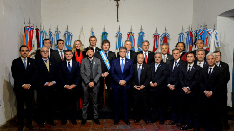 Esta foto difundida por la Presidencia de Argentina muestra al presidente de Argentina Javier Milei (c) asistiendo a una reunión política para firmar el 'Pacto de Mayo' con gobernadores y otros líderes políticos en la víspera de las celebraciones del día de la independencia en Tucumán, Argentina, el 8 de julio de 2024. (Presidencia Argentina/Prensa de Presidencia de Argentina/AFP vía Getty Images)