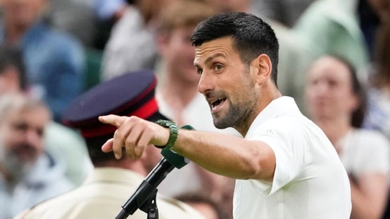 Novak Djokovic indica al público tras una entrevista posterior al partido de Wimbledon en Londres el 8 de julio de 2024. (Kirsty Wigglesworth/Foto AP)