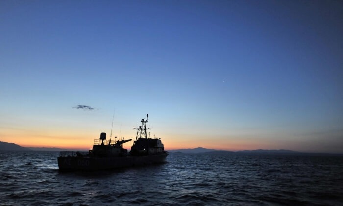 Un barco de la Guardia Costera griega patrulla cerca de la pequeña isla griega de Agathonissi, en el mar Egeo, el 30 de mayo de 2009. (Aris Messinis/AFP vía Getty Images)