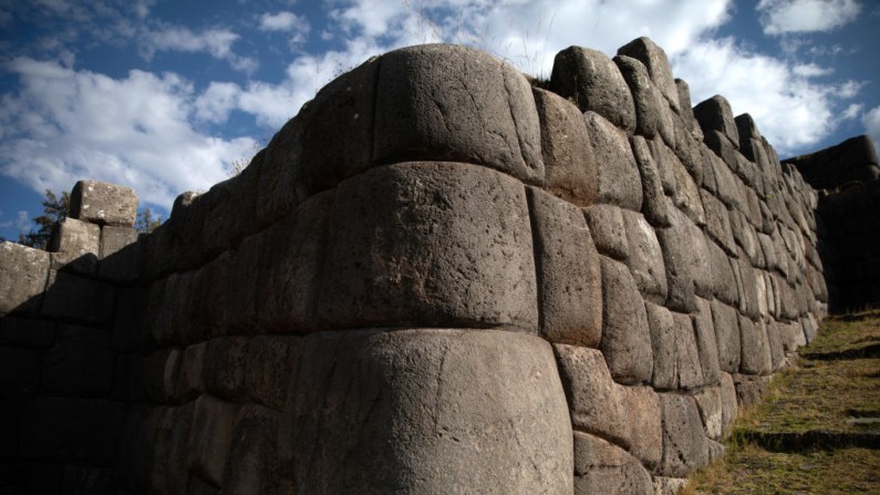 Intrincado trabajo de piedra entrelazada en las ruinas incas de Sacsayhuaman el 23 de mayo de 2018 en Cusco, Perú. (Dan Kitwood/Getty Images)