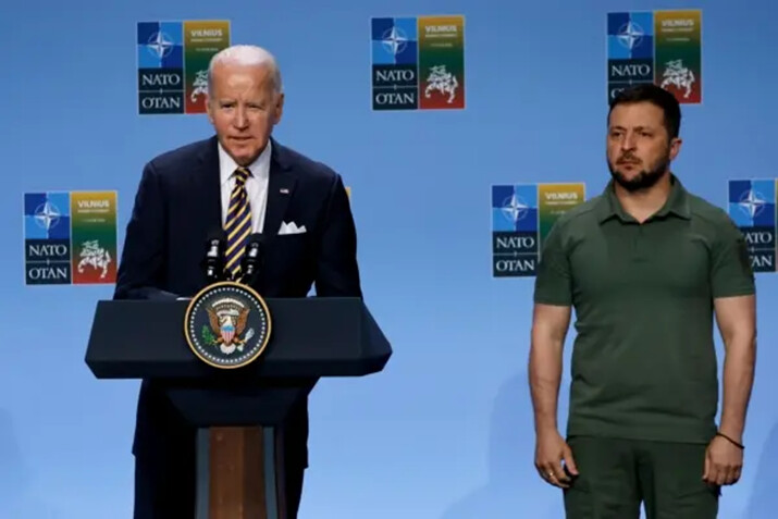 El presidente de Estados Unidos, Joe Biden, pronuncia un discurso junto al presidente de Ucrania, Volodymir Zelenski, en un evento con líderes del G-7 para anunciar una Declaración Conjunta de Apoyo a Ucrania durante una Cumbre de la OTAN en Vilnius, Lituania, el 12 de julio de 2023. (Ludovic Marin/AFP vía Getty Images)