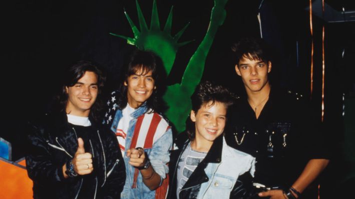 Imagen de archivo del cantante puertorriqueño Ricky Martin (extrema derecha) y con los nuevos miembros de la boy band puertorriqueña Menudo en una videofiesta organizada por BOP Magazine, celebrada en el Club 20/20 de Los Ángeles, California, el 14 de septiembre de 1988. (Vinnie Zuffante/Getty Images)