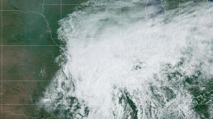 El ciclón postropical Beryl cubre partes de varios estados del medio oeste a lo largo de los ríos Mississippi y Ohio mientras continúa moviéndose hacia el noreste, imagen a las 10:10 a.m. (CT) del 9 de julio de 2024. (Administración Nacional Oceánica y Atmosférica)
