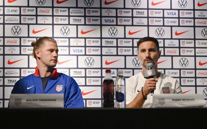 El jugador de fútbol estadounidense Walker Zimmerman (izq.) y el entrenador del equipo olímpico de fútbol masculino de EE.UU., Marko Mitrovic, hablan durante una rueda de prensa del equipo olímpico femenino y masculino de EE.UU., en Nueva York, el 8 de julio de 2024. (Angela Weiss/AFP vía Getty Images)