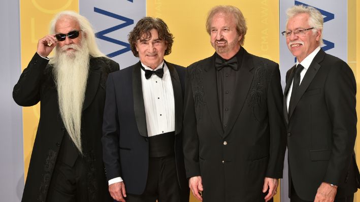 (De Izq. a Der.) William Lee Golden, Richard Sterban, Duane Allen y Joe Bonsall de The Oak Ridge Boys llegan a la 50.ª edición de los premios CMA en Nashville, Tennessee, el 2 de noviembre de 2016. (Evan Agostini/Invision/AP, Archivo)